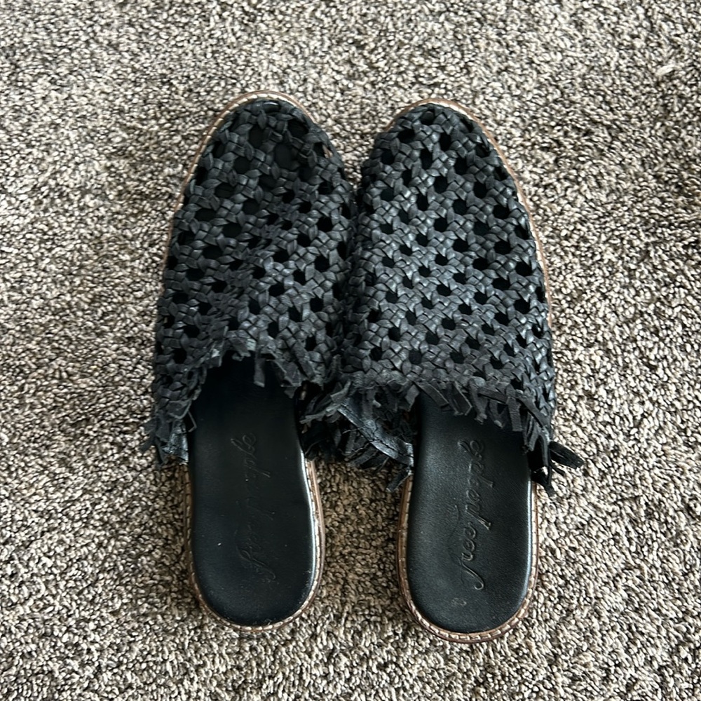 Women’s Free People Black Leather Woven Slides sz 38 EUC